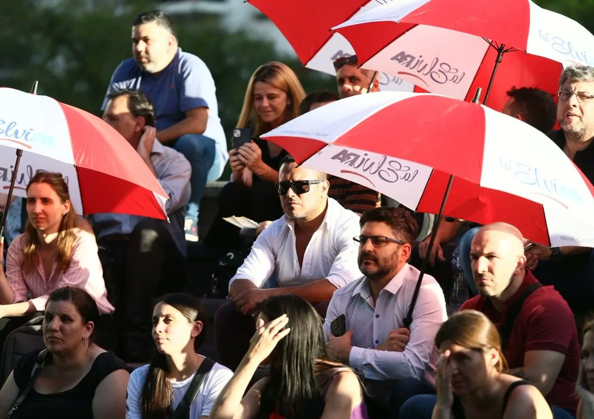 En la Comuna 2 📍🇵🇱 estuvimos junto a <a href="/GugaLusto/">Martín Lousteau</a>, <a href="/marielacoletta/">Mariela Coletta</a> y <a href="/pedrocalvo10/">Pedro Calvo</a> dialogando con vecinos. Es la mejor manera de debatir y generar consensos sobre nuestras expectativas de cara al 2023 🤩