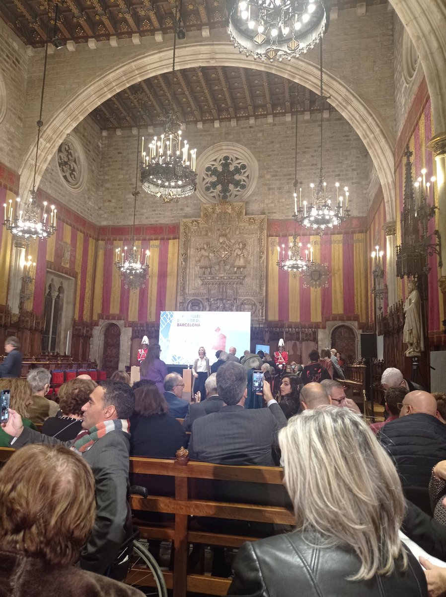 Comença acte de lliurament de medalles d'honor de Barcelona 2022, avui acompanyem a la @uesants a recollir-ne la seva