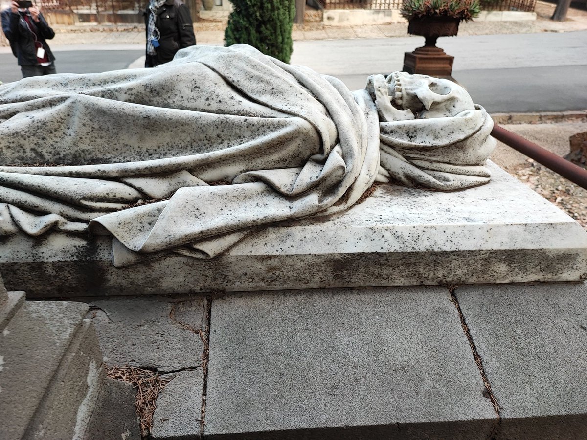 ToniMataiRiu's tweet photo. El cicle sobre art funerari dels @AmicsMuseuNac @MuseuNac_Cat ha culminat en una esplèndida visita al #cementiri de #Montjuïc amb la inimitable @TaliEje com a guia. Obres de Llimona, Nobas, Clarà, ... en un recinte espectacular. @CementirisBCN. #Barcelona 🔝 https://t.co/HaIENydyLr