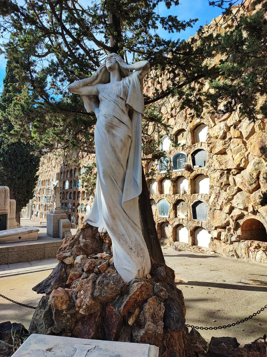 ToniMataiRiu's tweet photo. El cicle sobre art funerari dels @AmicsMuseuNac @MuseuNac_Cat ha culminat en una esplèndida visita al #cementiri de #Montjuïc amb la inimitable @TaliEje com a guia. Obres de Llimona, Nobas, Clarà, ... en un recinte espectacular. @CementirisBCN. #Barcelona 🔝 https://t.co/HaIENydyLr