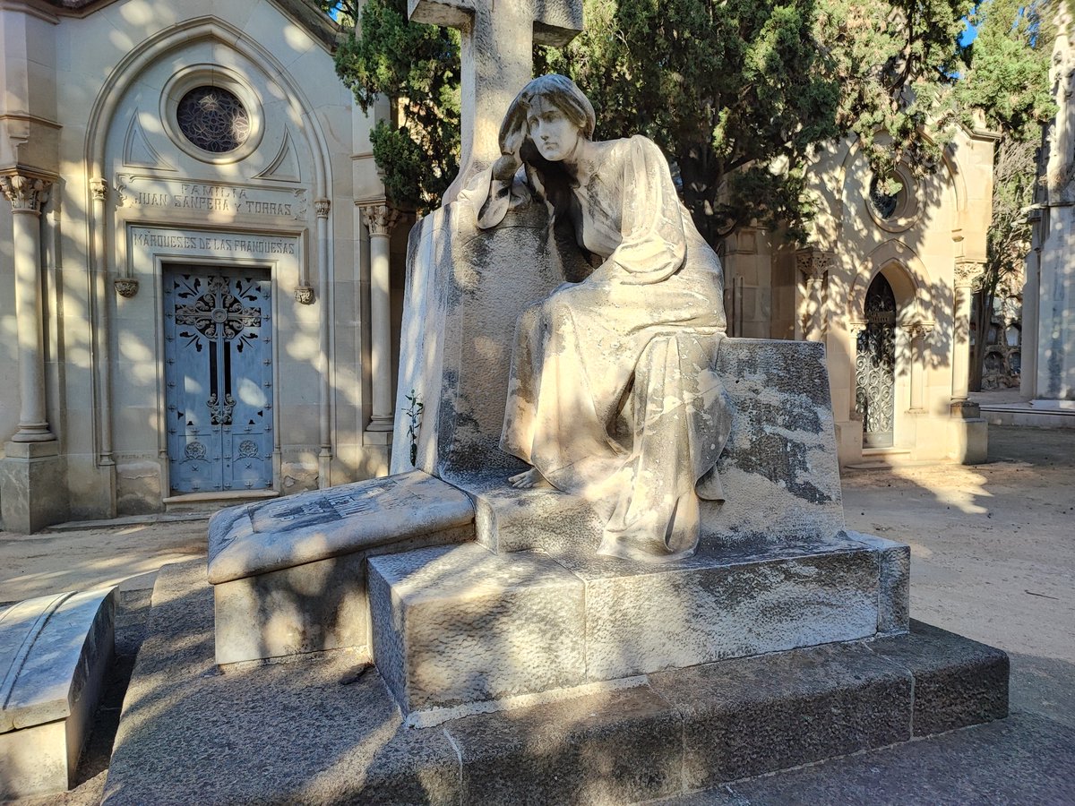 El cicle sobre art funerari dels <a href="/AmicsMuseuNac/">Amics del Museu Nacional d'Art de Catalunya</a> <a href="/MuseuNac_Cat/">Museu Nacional d'Art de Catalunya | MNAC</a> ha culminat en una esplèndida visita al #cementiri de #Montjuïc amb la inimitable <a href="/TaliEje/">Natàlia Esquinas</a> com a guia. Obres de Llimona, Nobas, Clarà, ... en un recinte espectacular. <a href="/CementirisBCN/">Cementiris de Barcelona</a>. #Barcelona 🔝