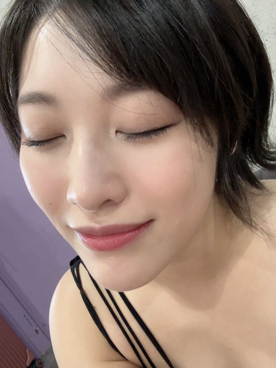 _Suno_Miki_'s tweet photo. 明日から12月。月変わるとの同時に気温も下がるのねえ。なんか寂しく感じるけど,良いついたちにしよう！明日はライブチャットだよ！

今日の現場,緊張したけどとっても楽しかった！いいチームに恵まれました😊🧡

みんなで肉弾戦してるから来年春頃？の発売を楽しみにしててね！

お疲れさまでした👍✨ https://t.co/wYZ3A2V7Pd