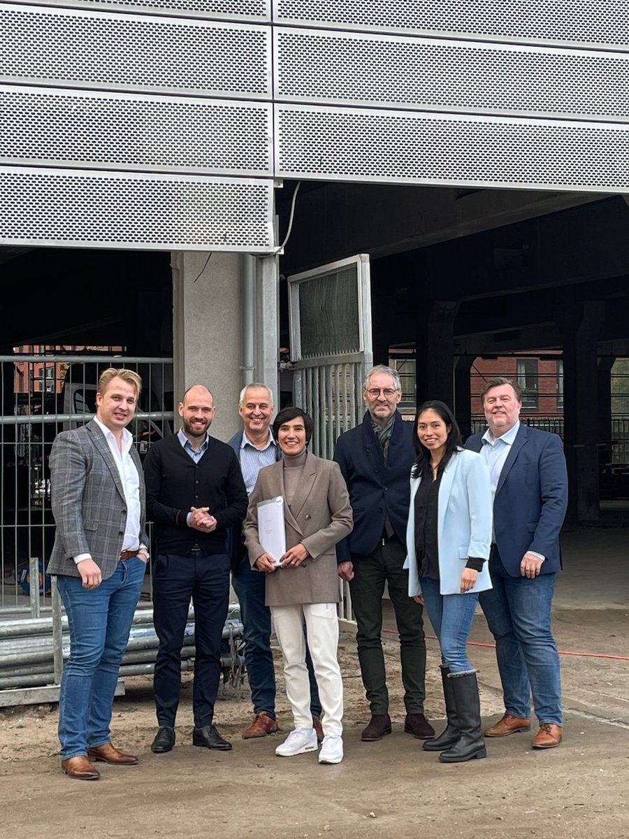 De aannemingsovereenkomst voor De Kwekerij fase III is getekend. Daarmee hebben we de volgende stap gezet voor deze renovatie.

In opdracht van Jebber renoveren we het voormalig datacenter van KPN naar een een all-electric-woongebouw met 206 kamers.