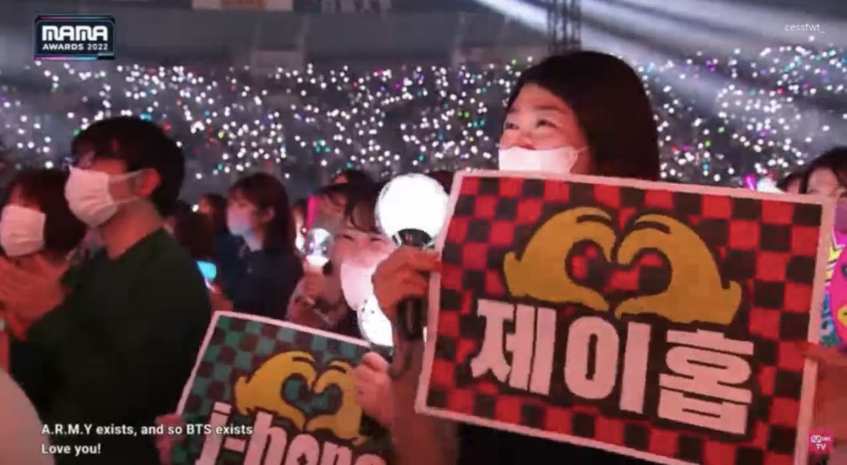 bypalletsuga's tweet photo. "nós, Bangtan Sonyeondan, existimos porque o ARMY existe" J-hope, MAMA. https://t.co/j7HQeb8ha1