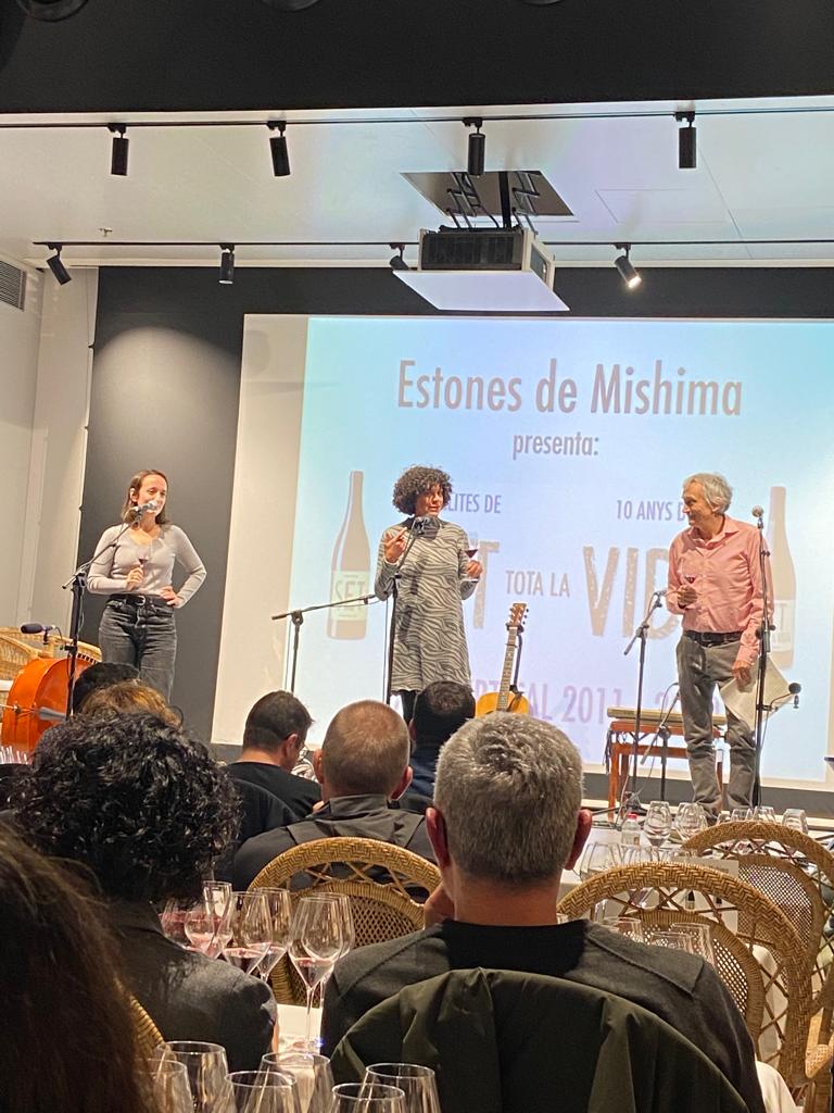 domontsant's tweet photo. El vi d'@EstonesVins, Set tota la vida, elaborat conjuntament amb @MishimaBCN, fa 10 anys, i ho van celebrar a Barcelona amb un tast vertical de les 10 anyades, amb la música de Mishima i un bon grup d'amics que van fer de tastadors per a l'ocasió. 
Enhorabona i a per molts més! https://t.co/mScwaxuVQi