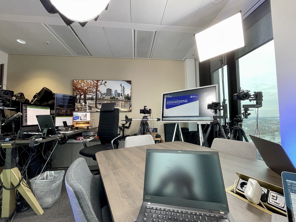 SteffenSoeffner's tweet photo. Ich saß am Montag mit meinem Kollegen hoch über der Frankfurter City im Studio von @ronnydentel und habe vor >500 Teilnehmer*Innen von #genobanken in einer Webkonferenz der @unioninvestment die Berechnungshilfe für die Bewertung von #Spezialfonds im Anlagevermögen vorgestellt. https://t.co/va6X0FOLa8