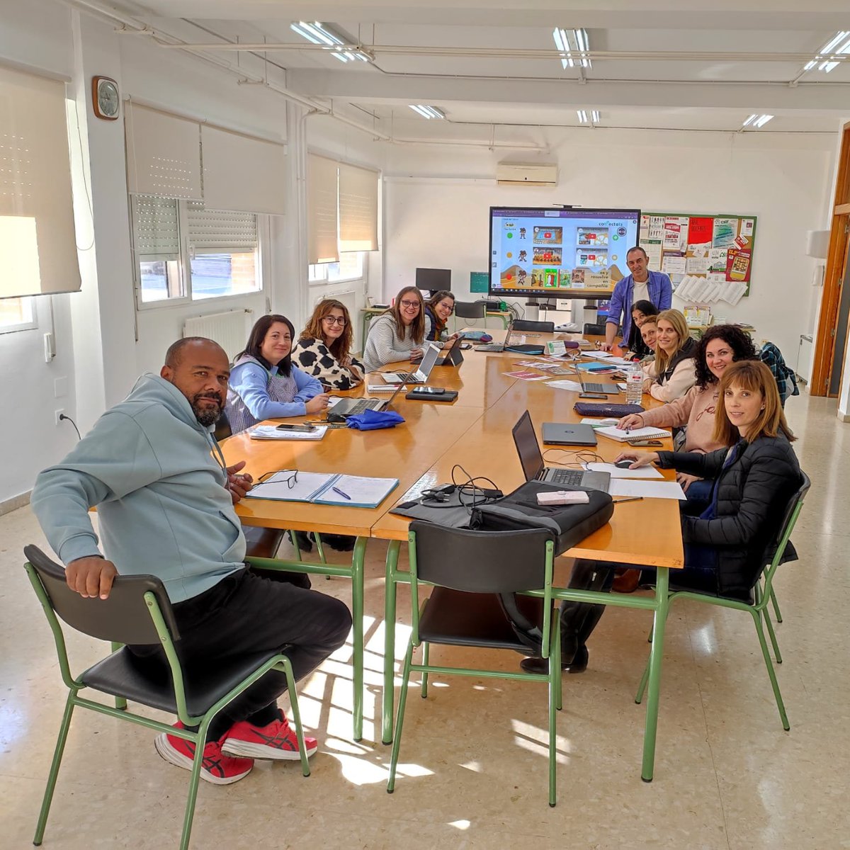 Connectats_gva's tweet photo. La coordinació, el treball i l'entusiasme dels #equips #impulsors són el motor imprecindible per a la #transformació efectiva del centre.
L'enhorabona als #equipsimpulsorsconnectats
Seguim empoderant! 💪
#talentdelprofessorat
#creativitat
#centrespilotconnectats https://t.co/5B9hxAj9uZ