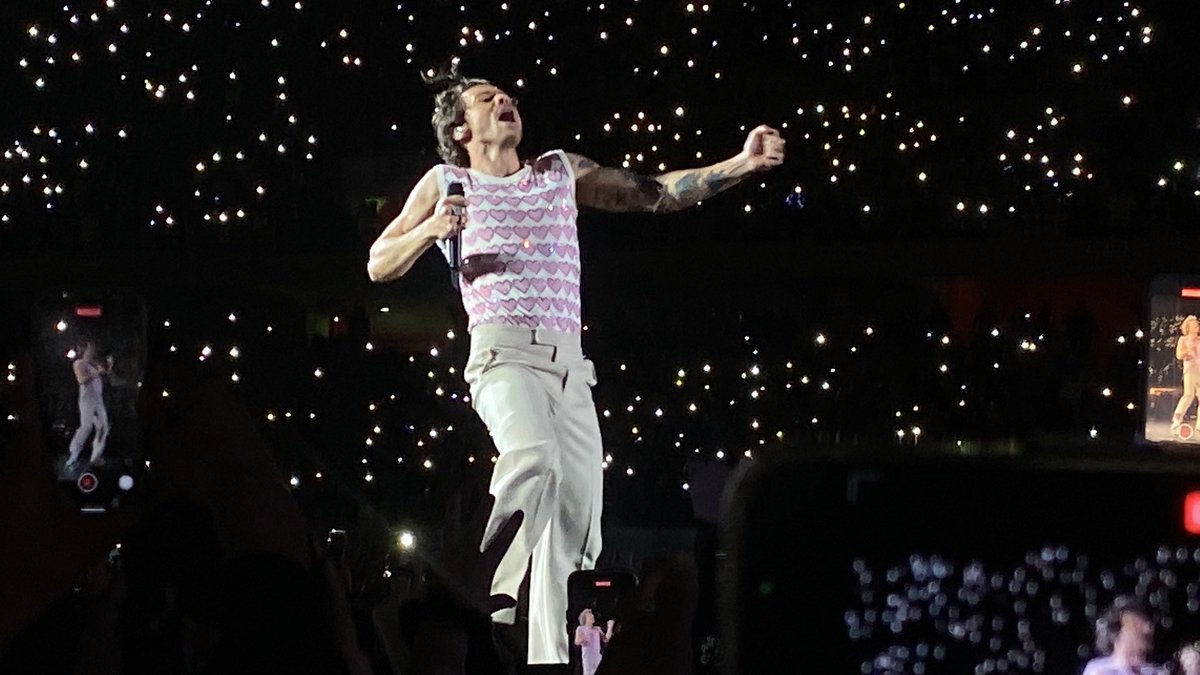 TheHSPortugal's tweet photo. #LOTLima | Harry em palco a noite passada!
via: gabrielaa_ayala https://t.co/bO7qM8gWJ1