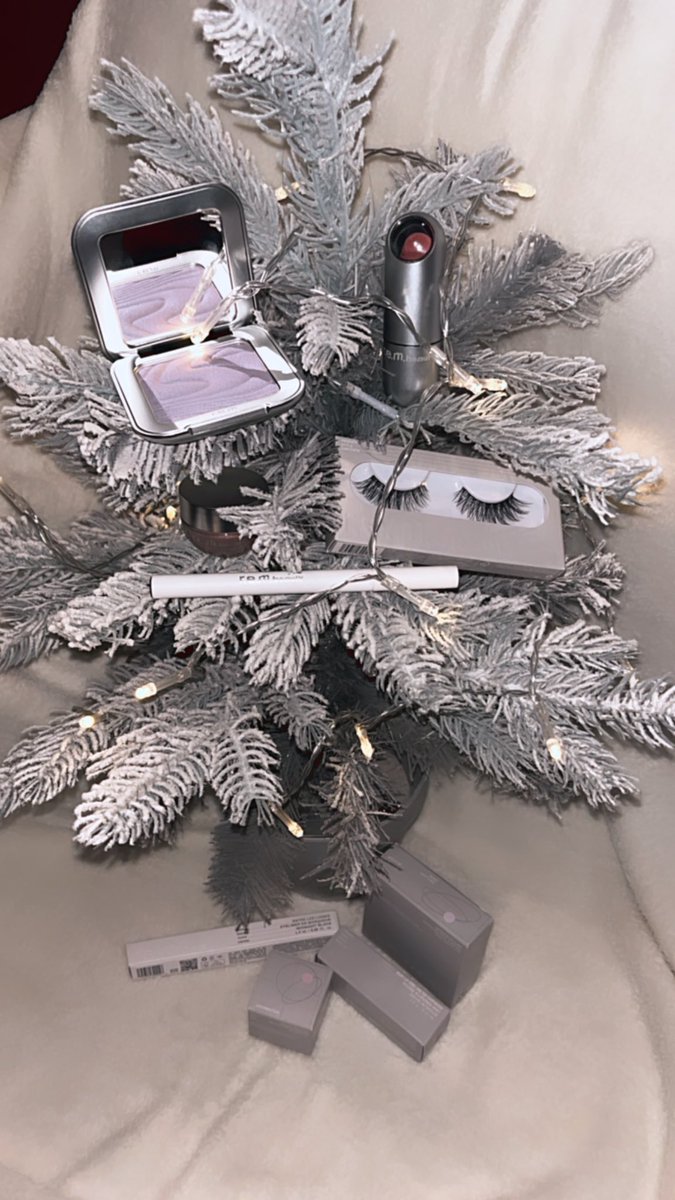 sweetenersmile's tweet photo. @rembeauty the best gift could ask for 💄

#rembeauty #ArianaGrande https://t.co/lnMscfhymj