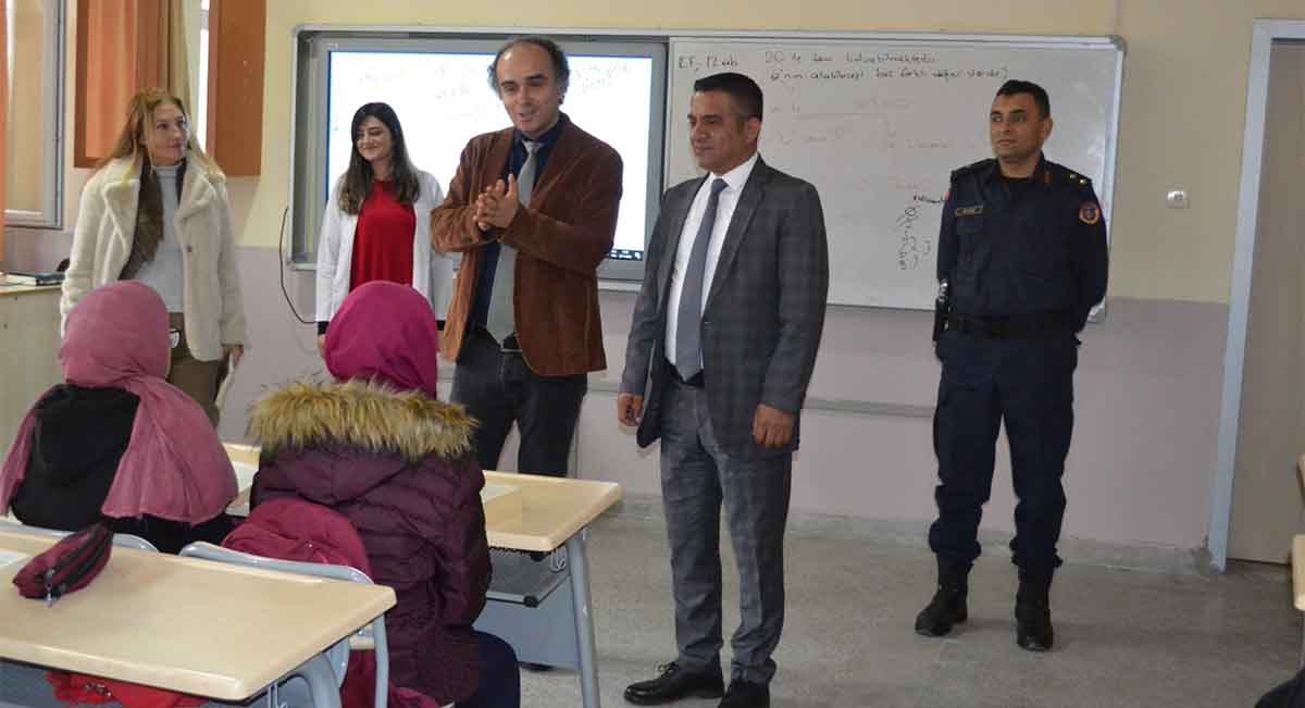 TCKorkuteli's tweet photo. İlçe Kaymakamı Sezgin Üçüncü AHENK Projesi kapsamında Korkuteli Hasan Özdemirci Kız Anadolu İmam hatip lisesini ziyaret etti. https://t.co/nTqSr67U4d https://t.co/lqy49Ly9BR