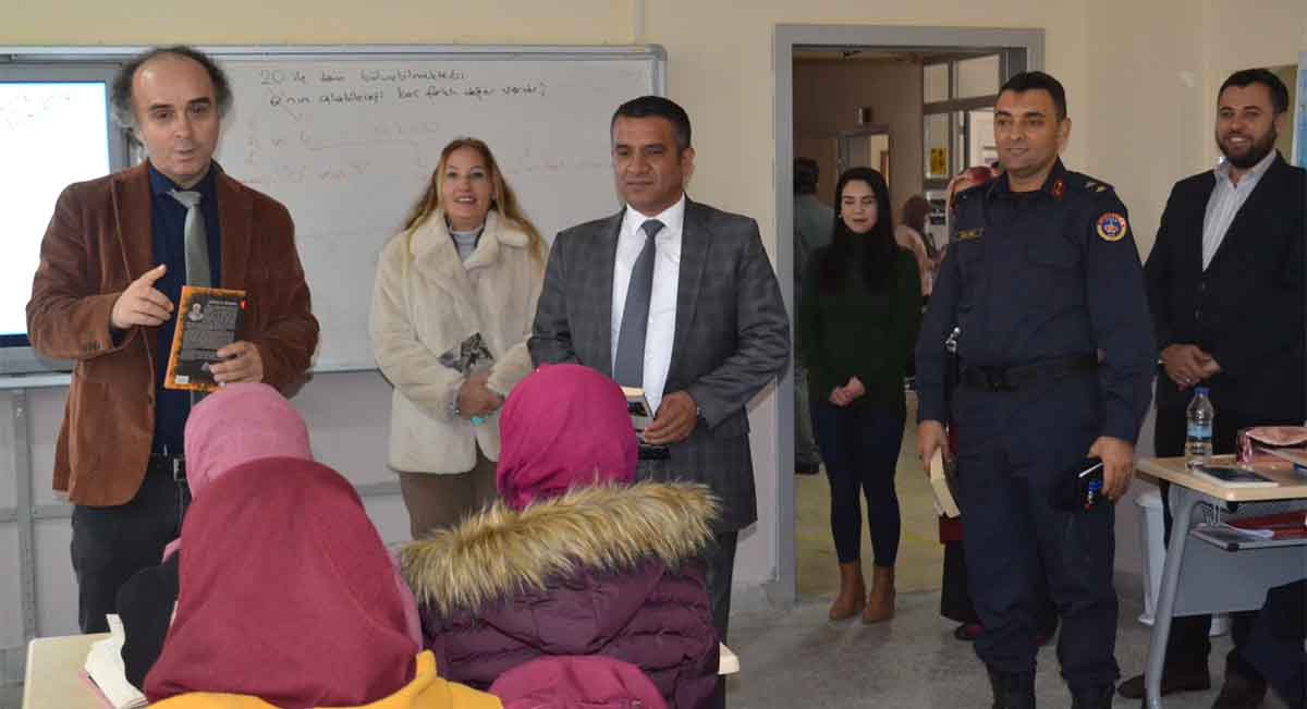 TCKorkuteli's tweet photo. İlçe Kaymakamı Sezgin Üçüncü AHENK Projesi kapsamında Korkuteli Hasan Özdemirci Kız Anadolu İmam hatip lisesini ziyaret etti. https://t.co/nTqSr67U4d https://t.co/lqy49Ly9BR