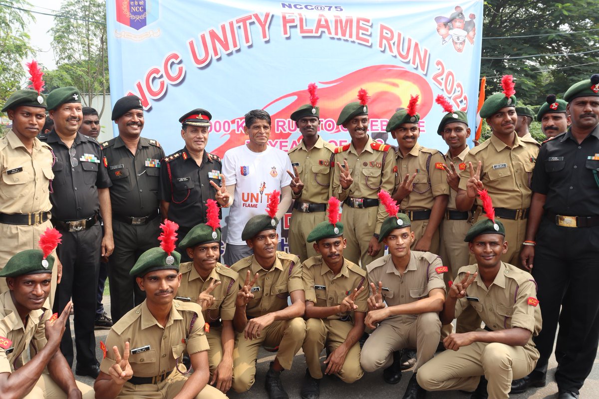 Unity_flame_run's tweet photo. The flame has reached Deevattipatti where the team was received by the officials and cadets of 12 TN Bn. The run is in progress and receives the applause and support of people from the cities it passes. 
#day10 #unityflamerun #ekbharatshreshthabharat
@HQ_DG_NCC 
@Gen_VKSingh https://t.co/a7YTalWmsL