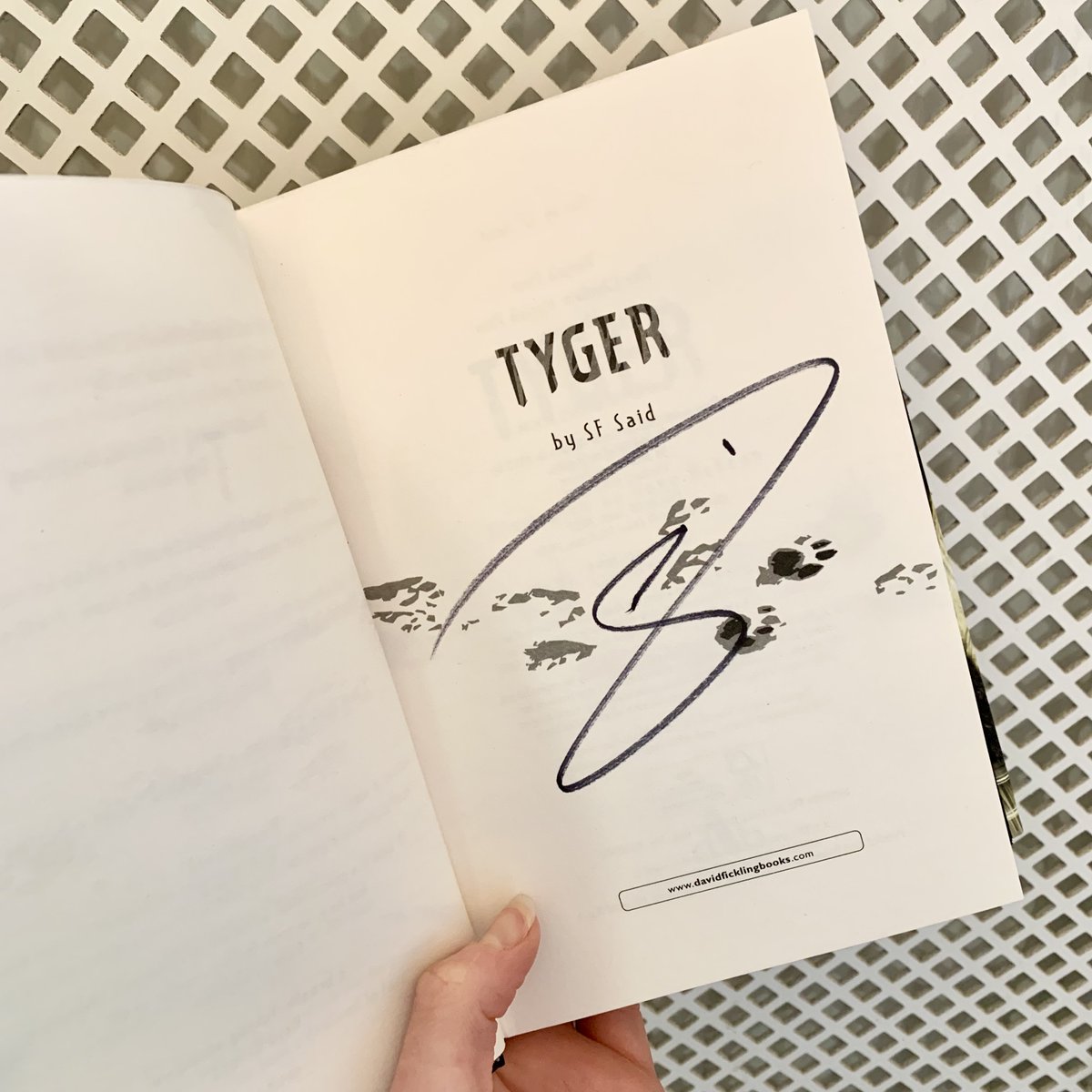 🐯TYGER by SF Said, illustrated by <a href="/DaveMcKean/">Dave McKean</a> is:

✨'a masterpiece' Frank Cottrell-Boyce
✨'a gem' Malorie Blackman
✨'perfection' Sophie Anderson
✨A Book of the Year in The Times

Follow &amp; RT by 31/12 for a chance to win a copy signed by <a href="/whatSFSaid/">SF Said</a>! UK only - good luck!🍀✨