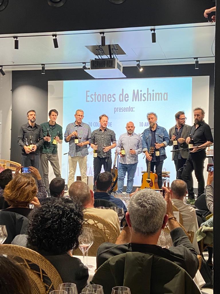 El vi d'<a href="/EstonesVins/">Estones</a>, Set tota la vida, elaborat conjuntament amb <a href="/MishimaBCN/">MISHIMA</a>, fa 10 anys, i ho van celebrar a Barcelona amb un tast vertical de les 10 anyades, amb la música de Mishima i un bon grup d'amics que van fer de tastadors per a l'ocasió. 
Enhorabona i a per molts més!
