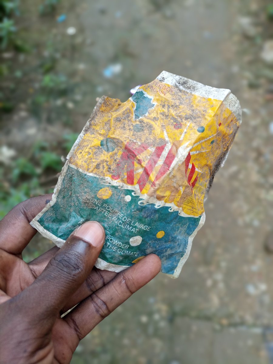 TossTass's tweet photo. Ahahahahah je viens de ramasser un emballage de #KILAV, l'ancêtre des détergents en sachet. Je vais aller nettoyer ce fossile et certainement le jeter après 😢 https://t.co/ciu6QnZ4y6