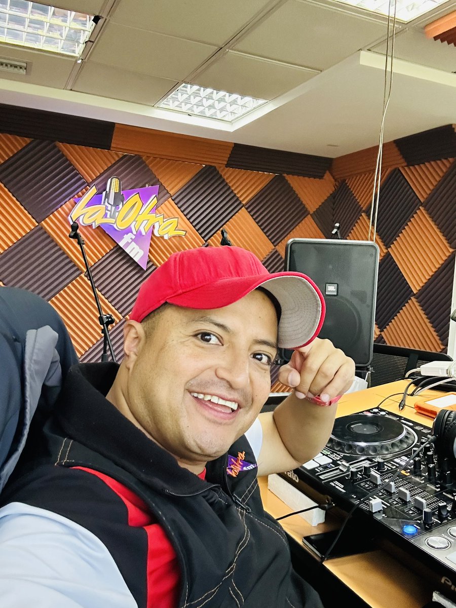 danilourbanodj's tweet photo. 🛑 El Dj Manos De Seda ✋🏽🎧🤚🏽 Sonando 🎼🎵🎶  
#Unicamente x @LaOtraRadioec 💃🏻😍🕺🏼😈 #ExcelenteMiercolesRetro pa'tod@s 🙆🏽🙆🏻‍♂️

•91.3fm Quito
•103.3fm Centro del País 
•Vía App para todo el mundo::: Link-Directo 👇🏽

✅ Tune In 👇🏽
https://t.co/GaGOLln808 https://t.co/lKpaj370zm