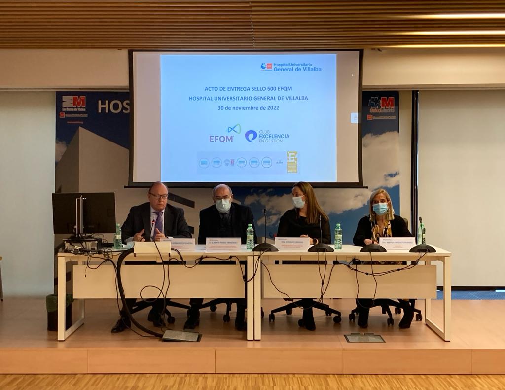 Empieza en nuestro hospital el acto de entrega del Sello EFQM 600+. El Dr. Adolfo Bermúdez de Castro, director asistencial del centro, inaugura el evento
