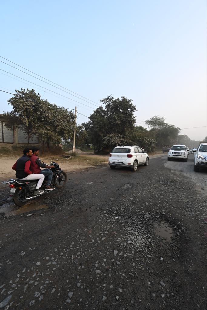 yadavakhilesh's tweet photo. भाजपा सरकार के भ्रष्टाचार की परतें हट रही हैं… भ्रष्टाचार के गहरे गड्ढे एक-एक करके उभर रहे हैं! https://t.co/JiTmQyxn5H