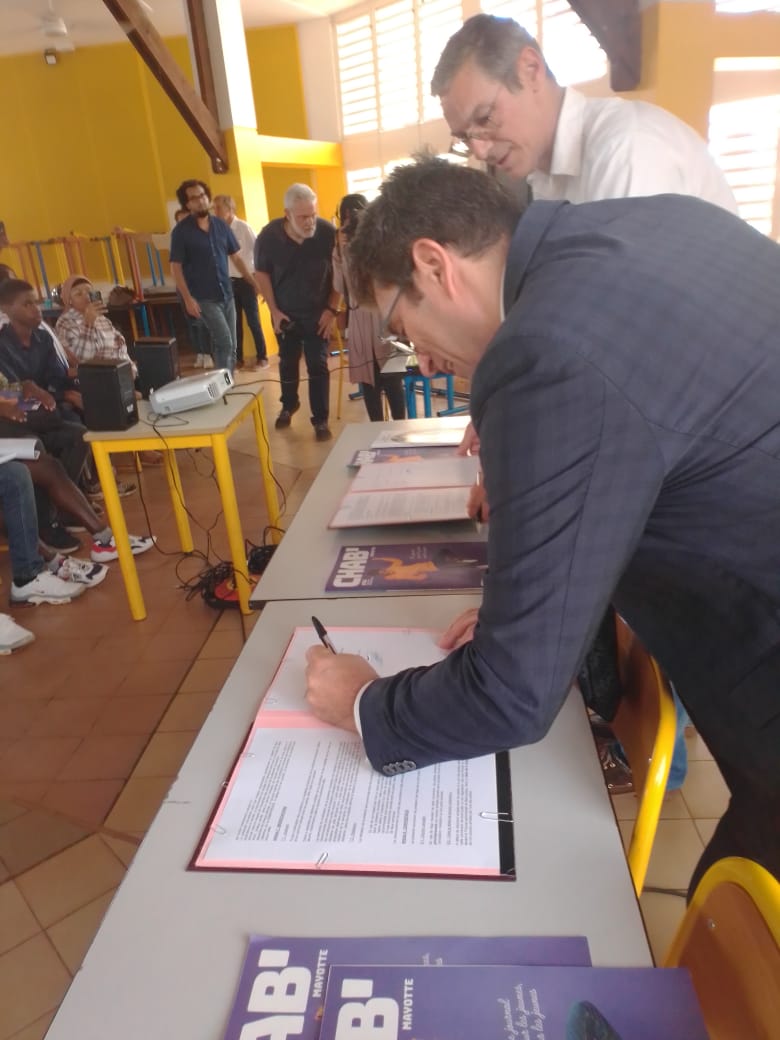 ac_mayotte's tweet photo. ▶️Lancement officiel du magazine gratuit #Chab fait par & pour les jeunes
👉Articles des élèves des classes MEDIAS et de volontaires
👉signature d'une convention entre l'@ac_mayotte & notre partenaire la Somapress (organe de #presse local) pour poursuivre le projet en 2023. https://t.co/PAtM8caX4X
