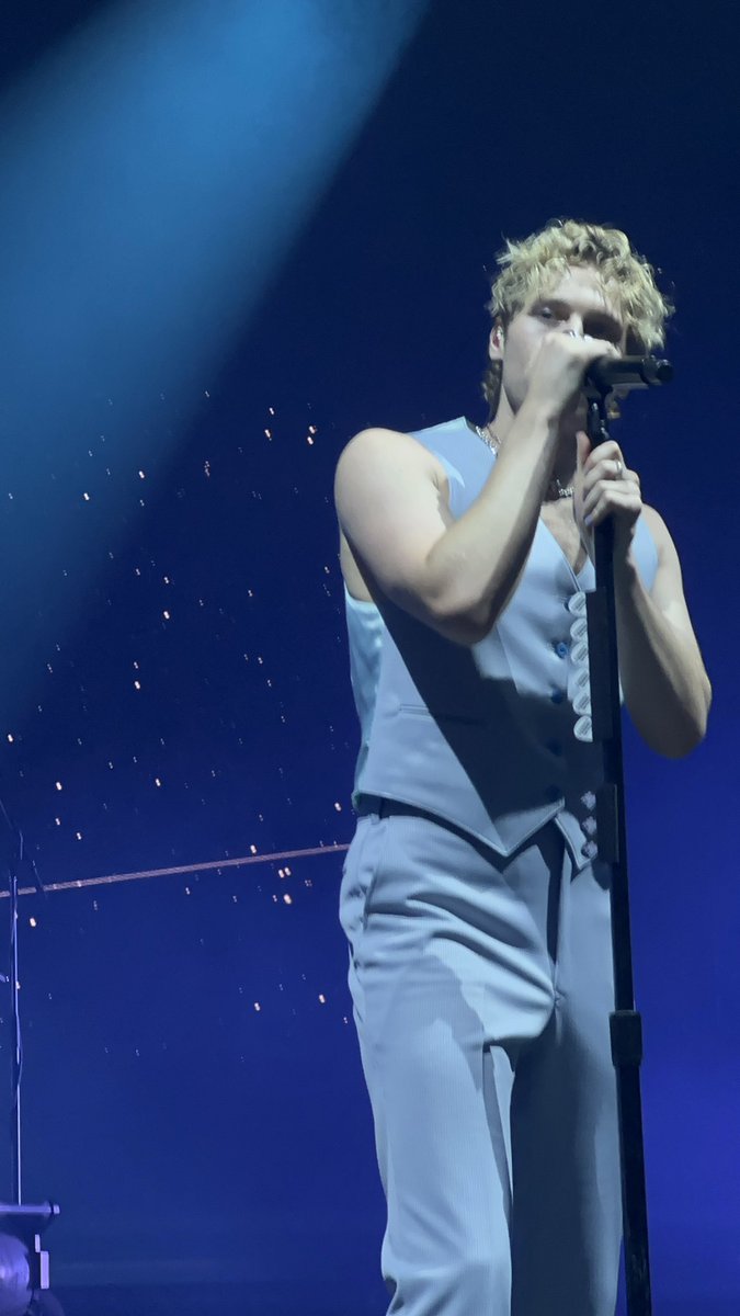 5SOST0URUPDATES's tweet photo. 5SOS on stage tonight! #TakeMyHandPerth https://t.co/qtc7eD4r8J