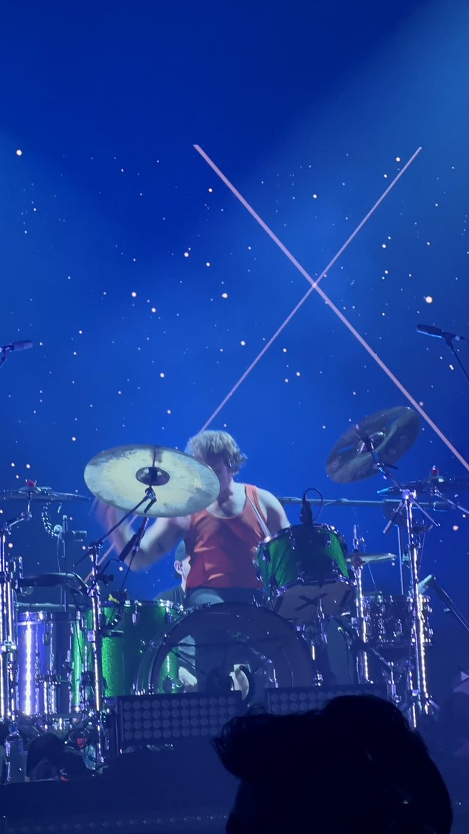 5SOST0URUPDATES's tweet photo. 5SOS on stage tonight! #TakeMyHandPerth https://t.co/qtc7eD4r8J