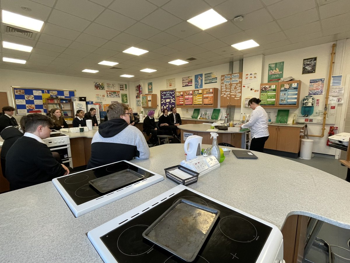 calderglenhft's tweet photo. A huge thank you to @Chef_LornaMcNee from @CailBruich who spoke to some of our Practical Cookery and HFT pupils today. The pupils got a taste of some amazing Scottish Langoustines and some top skills tips! #hospitality #Chefs #wearecalderglen #tasty #freshproduce #FoodForThought https://t.co/tck0HJVKdB
