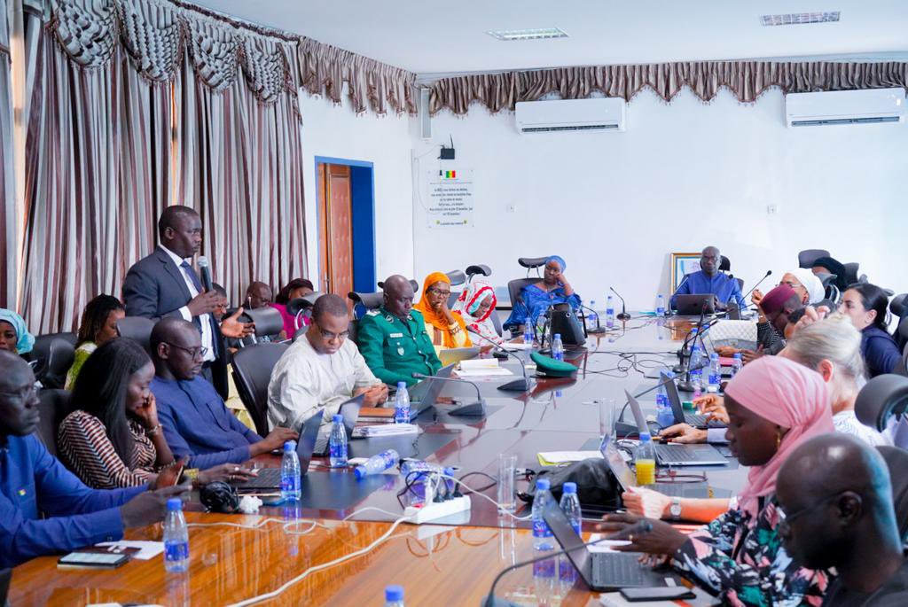 Obajrsen's tweet photo. Atelier de validation du modèle intégrateur de la #GMV du #senegal avec les PTFs, ministères sectoriels, ONG, collectivités territoriales et OCB et le soutien du #pnud. https://t.co/VG5W8OitBr