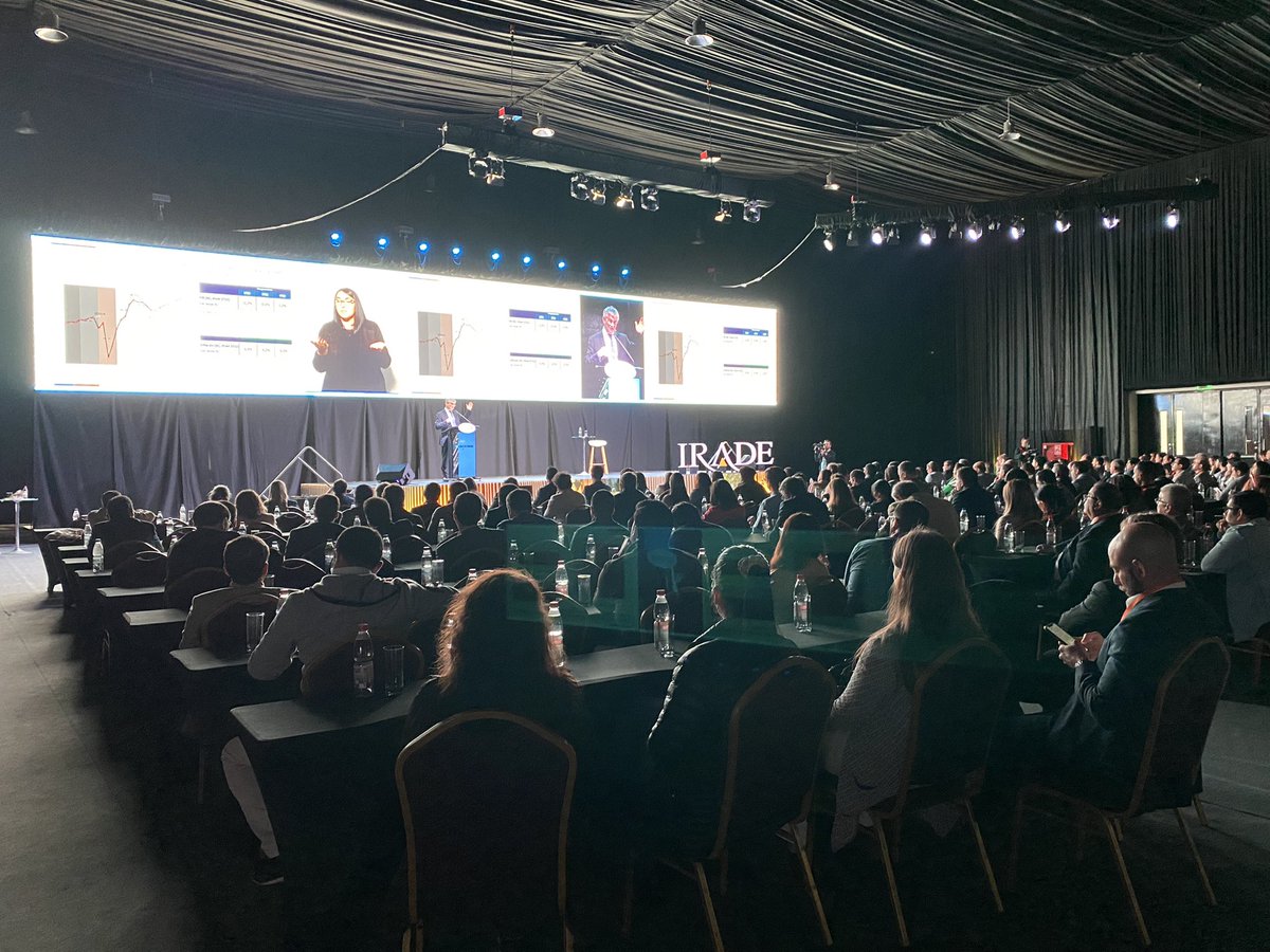 🔴AHORA| Junto a demás autoridades de Gobierno en #Biobio, participamos de la charla magistral del Ministro de Hacienda <a href="/mariomarcelc/">Mario Marcel Cullell</a> en #Erede 2022 “Recalculando” <a href="/iradebiobio/">Irade</a>. Proyecciones económicas y presupuesto 2023 son los principales ejes de su exposición 📊🌱