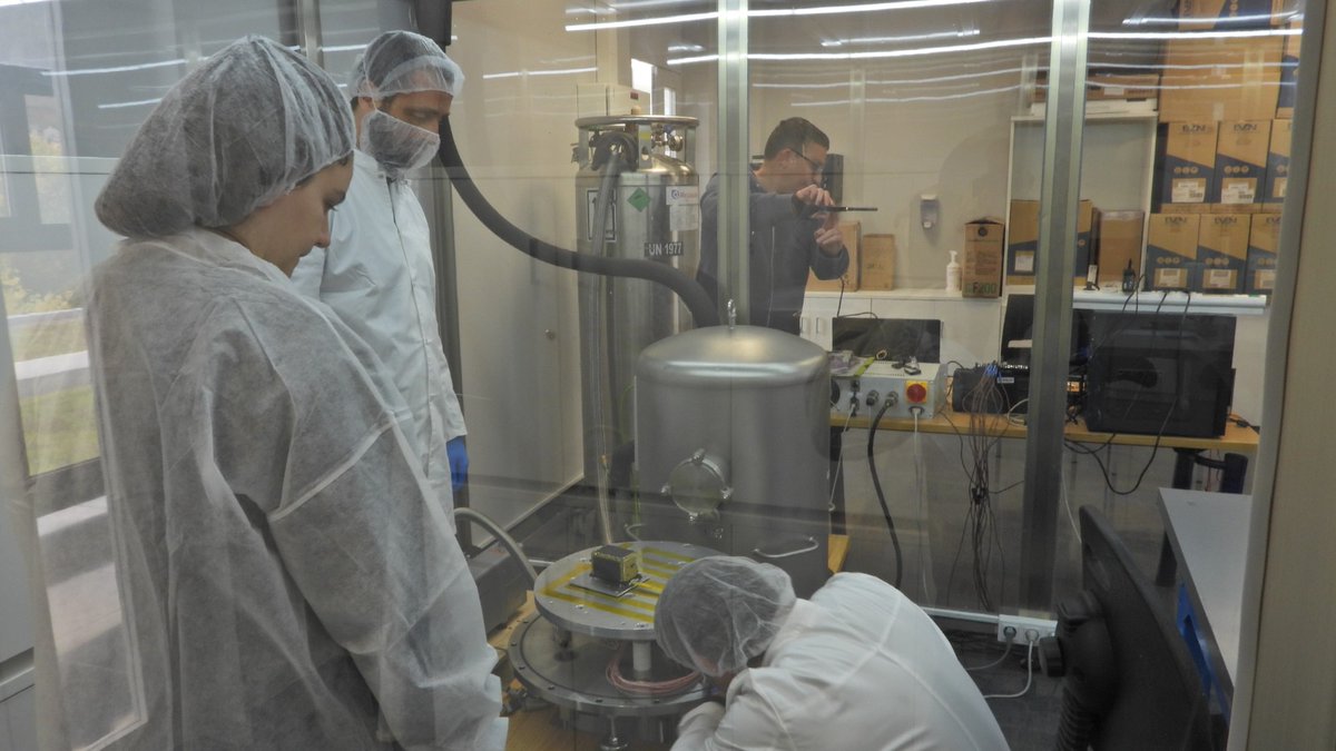 ea4gqs's tweet photo. Sharing with you a nice pic taken by @ec1ame of @AmsatSpain @ure_es URESAT-1 during TVAC tests at @VigoUvigo. @eb1ao also in the picture. As well as using it as an FM repeater you can also play chess against the satellite IA!. Thx companies helping and @Nebrija https://t.co/hOfbIa6Ezy