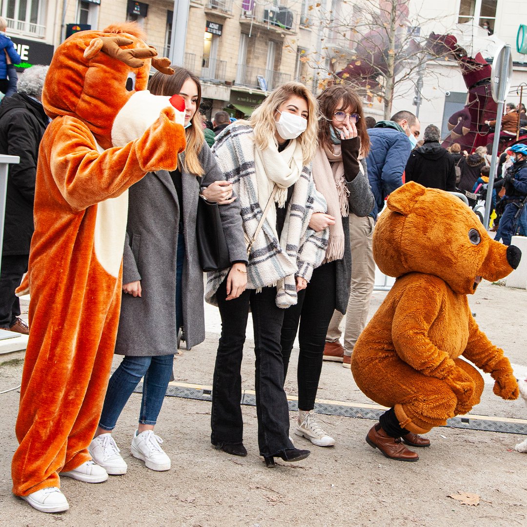 [ MARCHE DE NOEL DE #CAEN ] 🎄🎁🎅

Retrouvez cette après-midi sur le Marché de Noël, la déambulation de mascottes de noël, de 15h à 17h.

Photo datant de l'édition 2021. 

#NoëlàCaen #Caen @CaenOff https://t.co/znZwK9TWQB