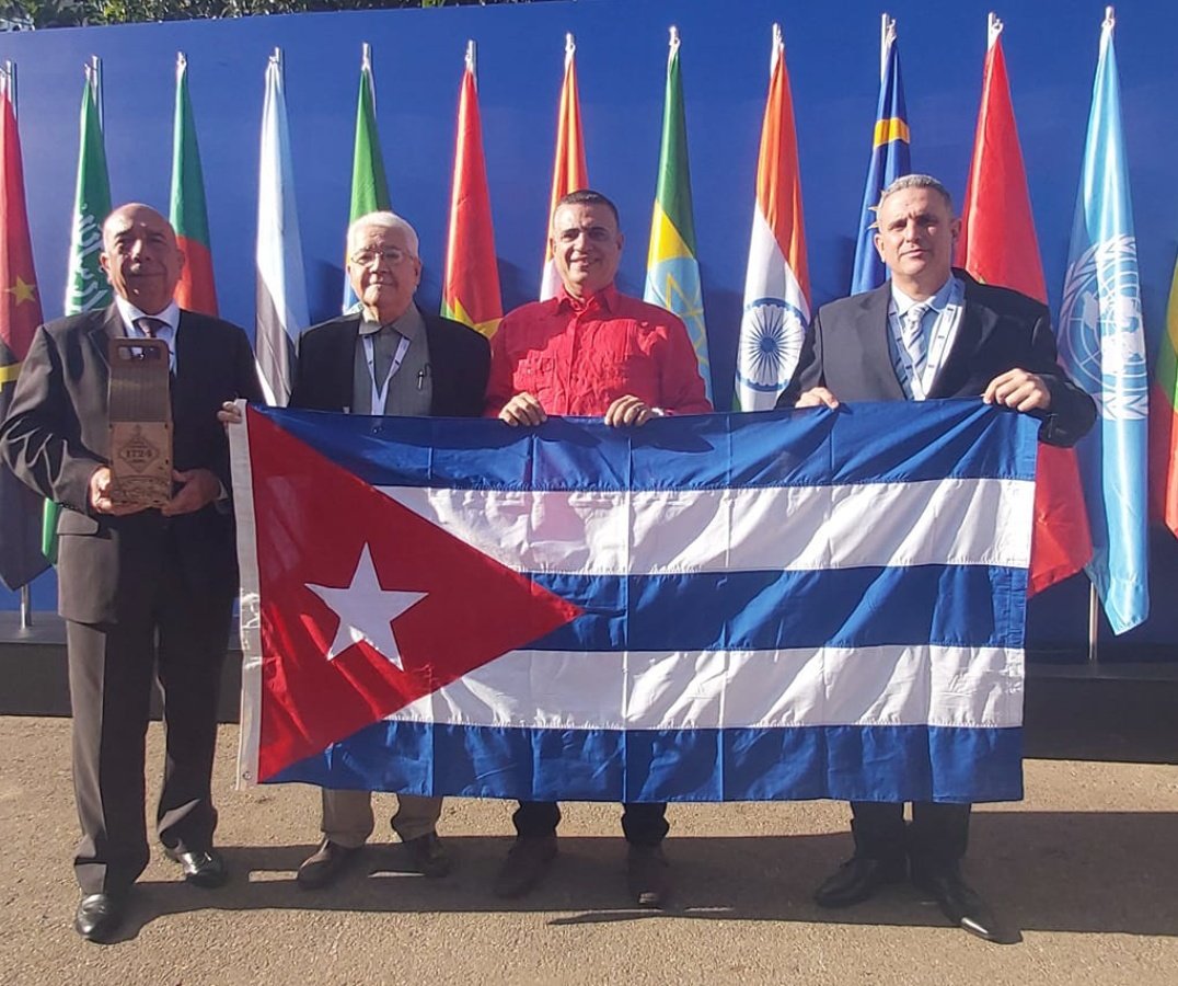EmbaCubaFrancia's tweet photo. 🇨🇺🇨🇺🇨🇺Quel fierté !🇨🇺🇨🇺🇨🇺
👉Déclaré aujourd'hui !👇

🌐Patrimoine de l'humanité: "Le Savoir-Faire des Maîtres du Rhum Léger Cubain". 
Félicitations maîtres, @CubaUNESCO! 
Vive Cuba et sa culture !

🔴Felicidades maestros: Sus saberes son Patrimonio de la Humanidad!! https://t.co/BGQVY44qim