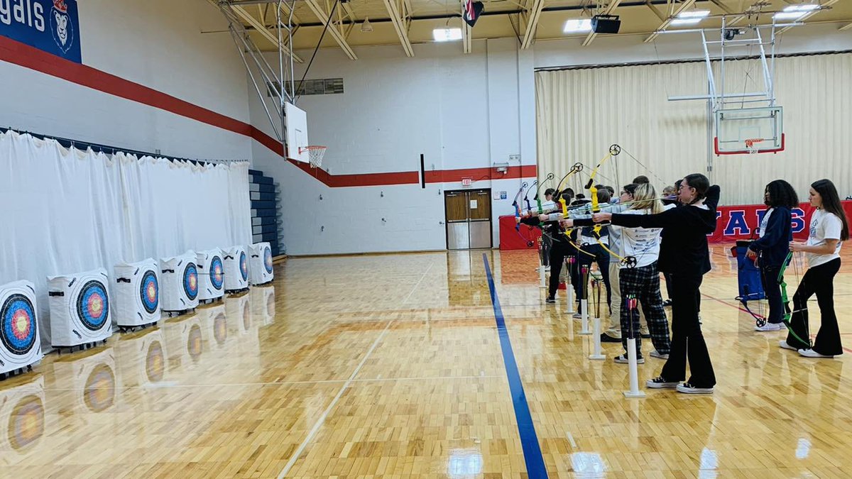 roncallihigh's tweet photo. Archery has quickly become one of the favorite PE lessons at RHS! https://t.co/SWKXzsohlk