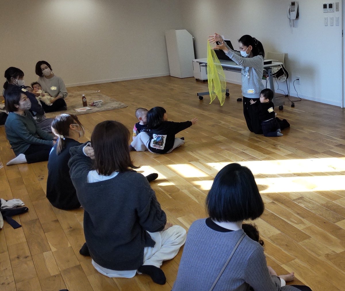 IMAI_ACADEMY's tweet photo. 産育休中の信州教育コミュニケーションを実施しました！
たくさんの方にご参加いただきました。お話をしたり、リトミックをしたり、木育ひろばで遊んだりしました。とても有意義な時間を過ごすことができました。ありがとうございました。
また、#信濃毎日新聞社 様が取材にいらっしゃいました。 https://t.co/zqjXV52iUx