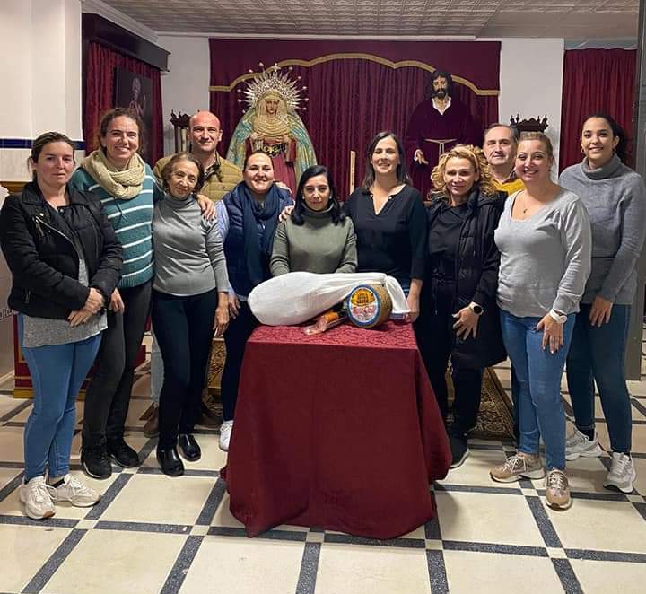 PP_Olivares's tweet photo. ➡️El PPOlivares colaborará en la Gran Fiesta y #Pasacalles de #Olivares organizado por el Grupo Parroquial Prendimiento

✅Participamos ayer en la entrega de donaciones. Los beneficios irán destinados a #Andex para crear la #PlantaZero

💙El #PPOlivares saca el lado más solidario https://t.co/w21VKr6l3M