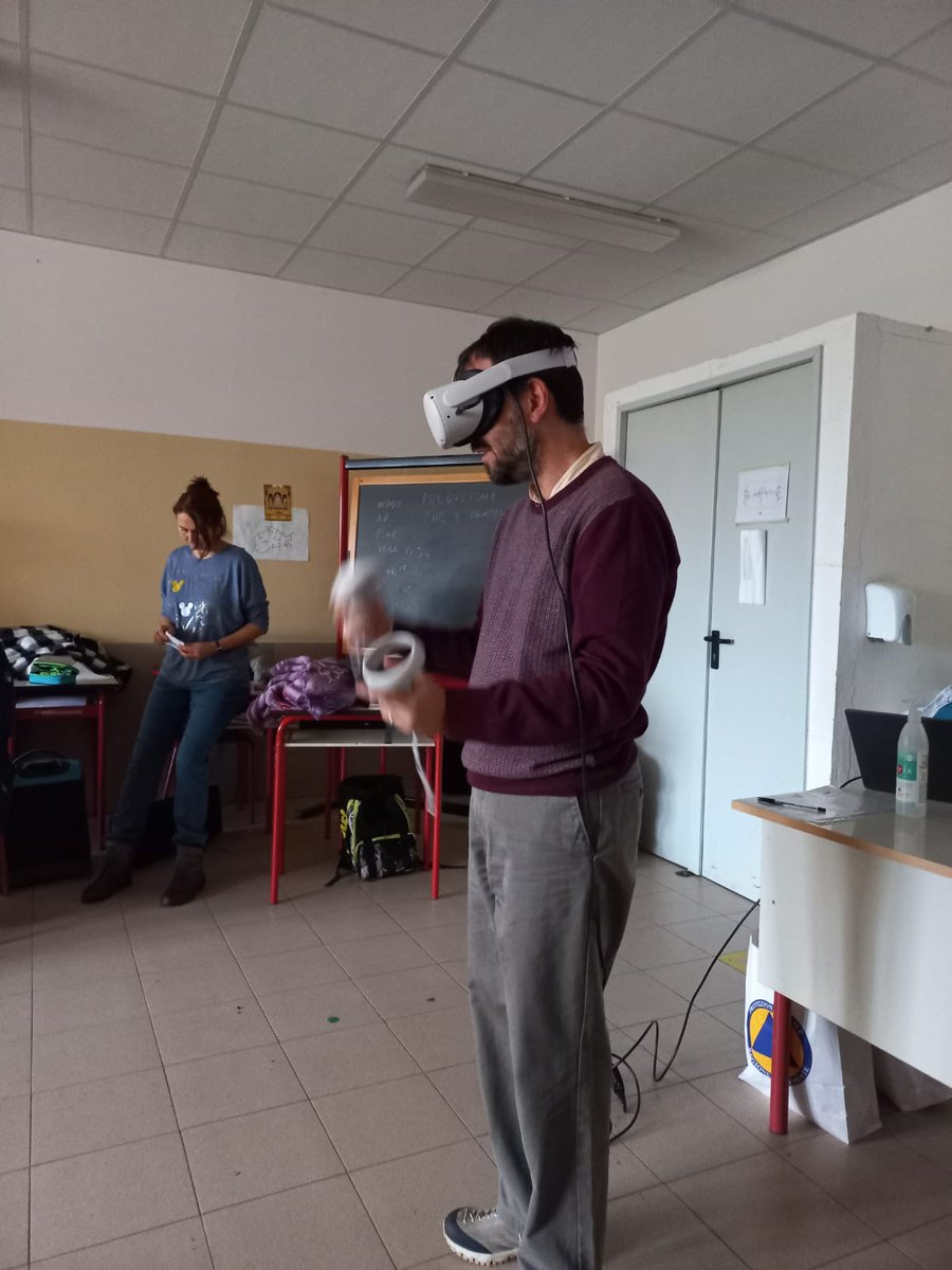 ProCivPiemonte's tweet photo. Gli alunni della terza media dell'istituto Comprensivo di #Luserna alle prese, oggi, con il gioco virtuale #riskact proposto dall'area #formazione di #Protezionecivile della @regionepiemonte. Un gioco sulle buone pratiche, finanziato con fondi europei e realizzato da @PoliTOnews https://t.co/V7SGBRwXlm