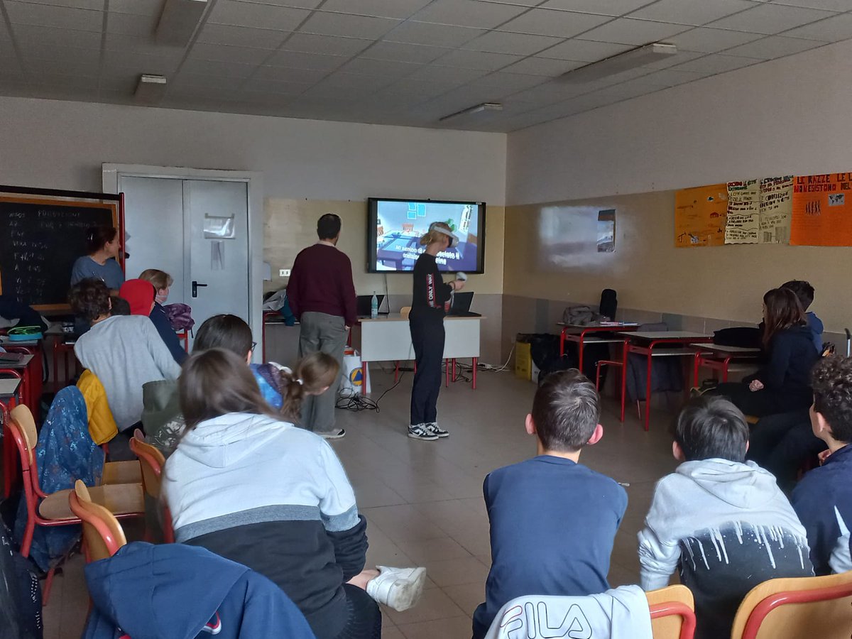 ProCivPiemonte's tweet photo. Gli alunni della terza media dell'istituto Comprensivo di #Luserna alle prese, oggi, con il gioco virtuale #riskact proposto dall'area #formazione di #Protezionecivile della @regionepiemonte. Un gioco sulle buone pratiche, finanziato con fondi europei e realizzato da @PoliTOnews https://t.co/V7SGBRwXlm