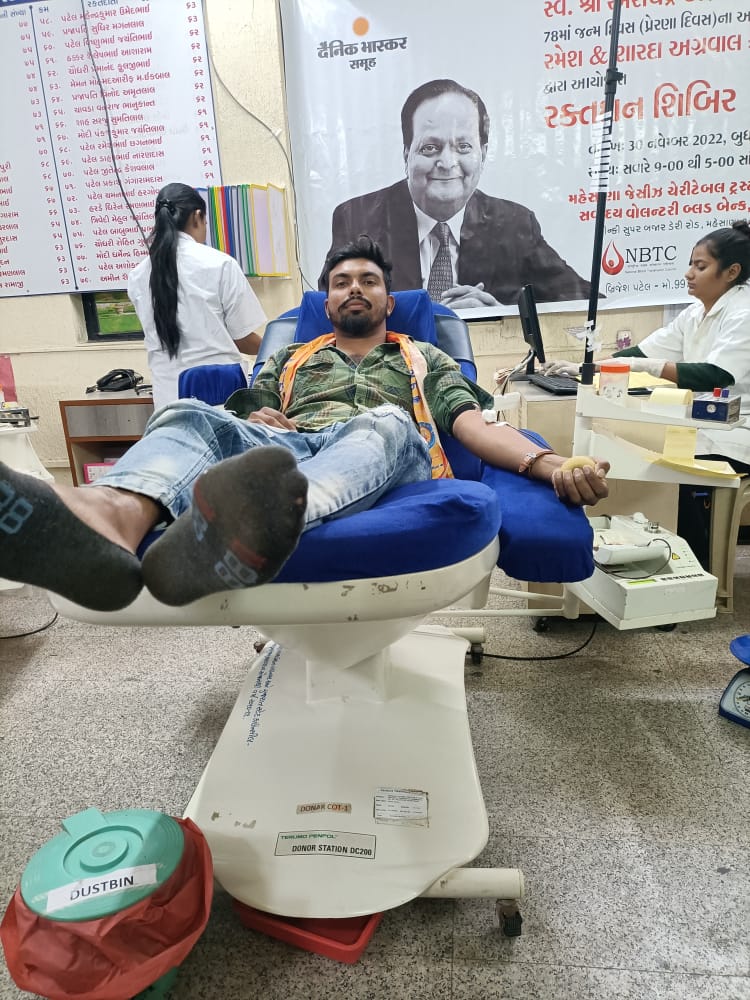 iarbudasena's tweet photo. નાની હિરવાની પાલડી પરા ના ઠાકોર વિનુજી લક્ષ્મનજી ને 11 બ્લડ ની બોટલ ની જરૂર પડતાં મોટી હિરવાની અર્બુદા સેના ના સૈનિકો એ બ્લડ આપી અને સેવા નુ ઉમદા કાર્ય કર્યું 🙏 https://t.co/VX3iB2nRSV