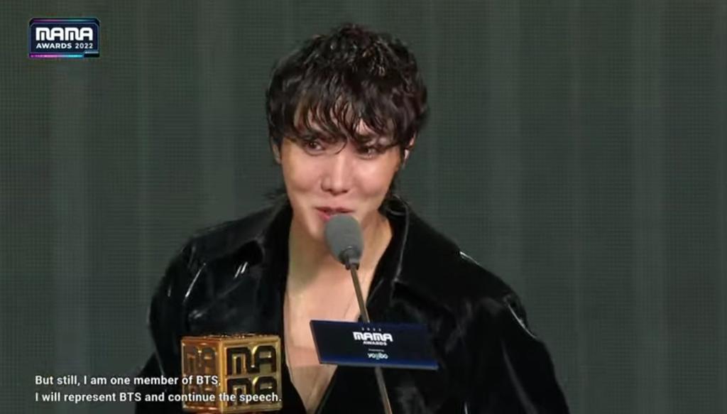 kiss_seven7's tweet photo. #JHOPE: "Nosotros siete deberíamos haber estado aquí, pero (no se pudo) por algunas razones y estoy triste de que no haya sucedido. Pero como soy uno de los miembros de BTS. Representaré a BTS y continuaré el discurso. El año 2022 ha sido un año tan difícil para BTS (+) https://t.co/6KkxAqib33