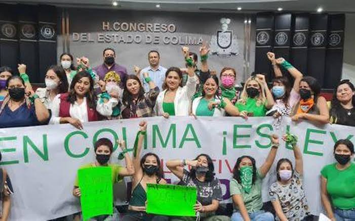 AbortistasMx's tweet photo. Hace un año que gracias a las colectivas, org y voluntad política de les diputades en Colima abortar es un derecho hasta la semana 12.6 de gestación para las mujeres y otras personas con capacidad de gestar.

#EsLeyColima 💚 https://t.co/F6ZVeMY1KO