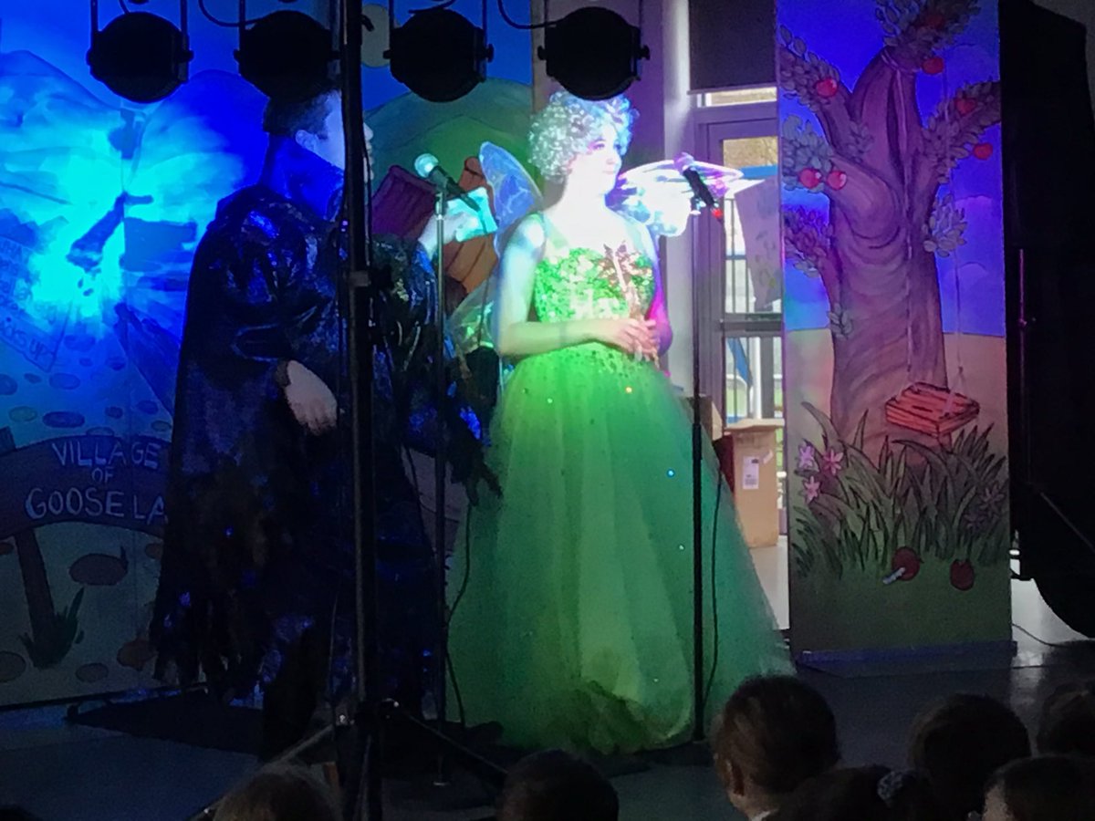 HilderthorpeSch's tweet photo. Yesterday the whole school enjoyed a fabulous performance of Mother Goose, from @LADAProductions - we laughed, we booed and we sang along. #hildenrichment #hildPSHE #hilddrama #hildeng https://t.co/9nn2dl54eL