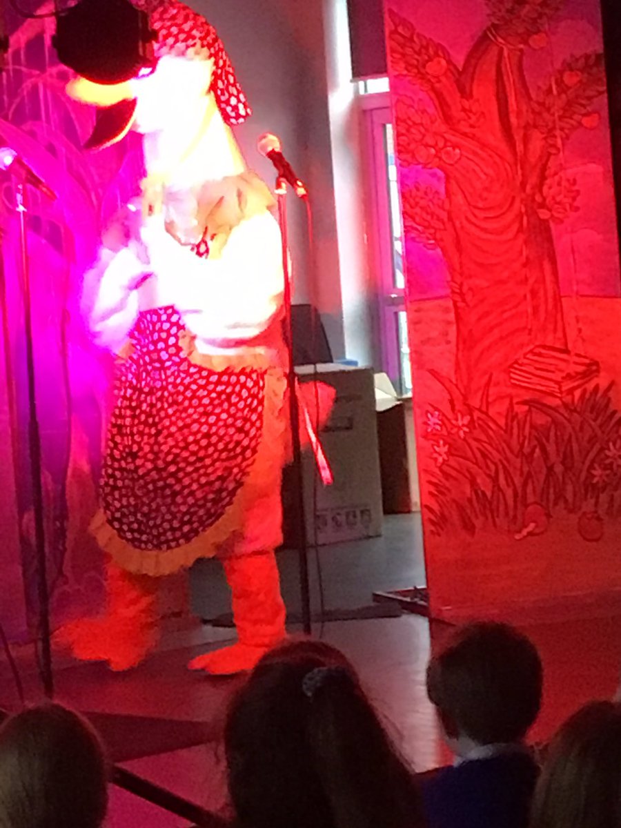 HilderthorpeSch's tweet photo. Yesterday the whole school enjoyed a fabulous performance of Mother Goose, from @LADAProductions - we laughed, we booed and we sang along. #hildenrichment #hildPSHE #hilddrama #hildeng https://t.co/9nn2dl54eL
