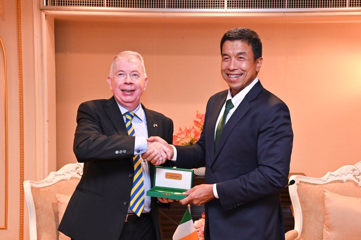 Ambassador of Ireland in Thailand (@ieambthailand) on Twitter photo Great meeting today with <a href="/chadchart_trip/">ชัชชาติ สิทธิพันธุ์</a> Chadchart Sittipunt, Governor of #Bangkok. We discussed and agreed to work together on #sustainable #tourism, #culture #business, #youth, #education, #disabilities and #smartcities agenda Gifts exchanged and date set for a morning run! Great meeting today with <a href="/chadchart_trip/">ชัชชาติ สิทธิพันธุ์</a> Chadchart Sittipunt, Governor of #Bangkok. We discussed and agreed to work together on #sustainable #tourism, #culture #business, #youth, #education, #disabilities and #smartcities agenda Gifts exchanged and date set for a morning run!