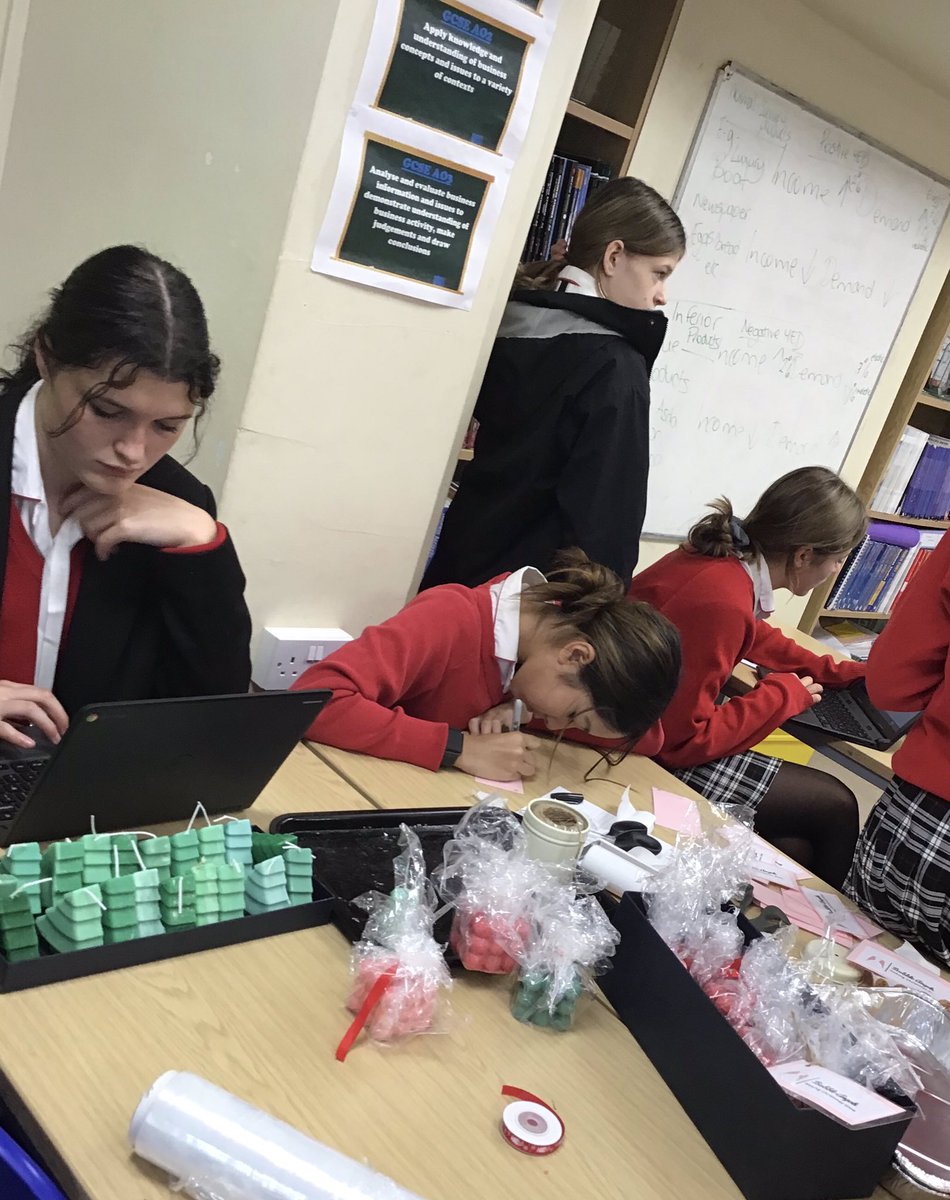 PipersSocialSci's tweet photo. Year 9 Business team Bubble Angels are busy getting ready for Pipers Christmas Fair this Saturday! #Year9 #PipersSocialSci #Piperspotential https://t.co/fRAKC3ylxY