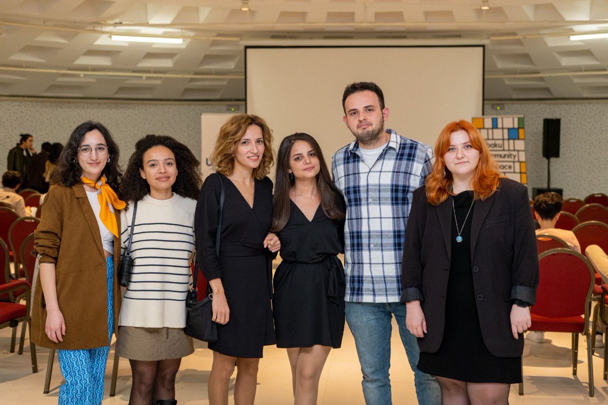 Əkinçi layihəsi üzərində çalışanların bir qrupu, daha dəqiq desək tam yarısı Baku Community Space-in bir yaşı münasibətilə keçirilən tədbirdə bir araya gələ biliblər. Bu, indiyədək çəkdirdiyimiz ən geniş heyətli fotomuzdur 😊

Fürsətdən istifadə edib, BCS-i təbrik edirik! 🎉🎉🎉