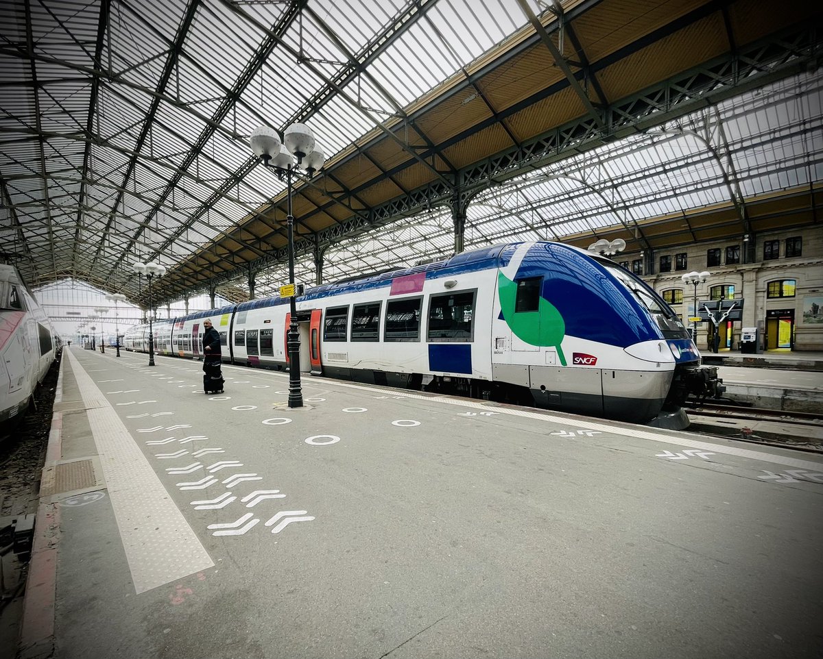 CdBIsaac's tweet photo. @RemiTrain aux couleurs de @Actu_Transilien en #GareDeTours 😳

@EmmanuelDenis37, le #RERMétropolitain de Mr. #Macron semble arriver + tôt que prévu à #Tours 🤗

Aujourd’hui, en assurant le #TER16848, il relie même la Loire au Rhône… Sacrément long, pour un #RER 🤪🙃 https://t.co/uTc1eOFe4c