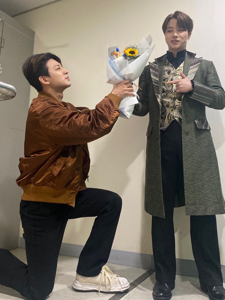 queeniemalx's tweet photo. me trynna be supportive but also embarrassing my friend in public https://t.co/eraSOR5Vo9