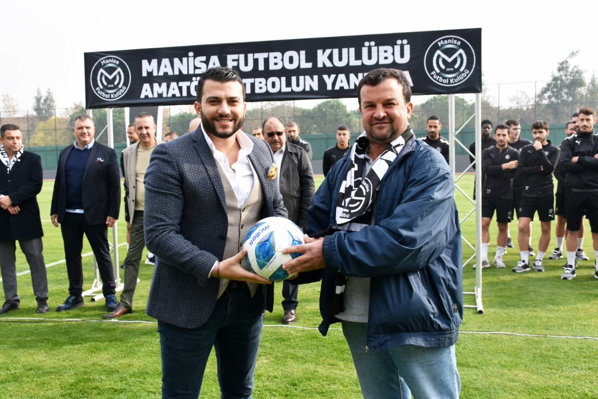ManisaFK's tweet photo. Manisa Futbol Kulübümüz, Manisa amatör futbol kulüplerine futbol topu desteğinde bulundu.

Detaylar 👉 https://t.co/CRr9zMj2MZ https://t.co/A26VWkJkZA