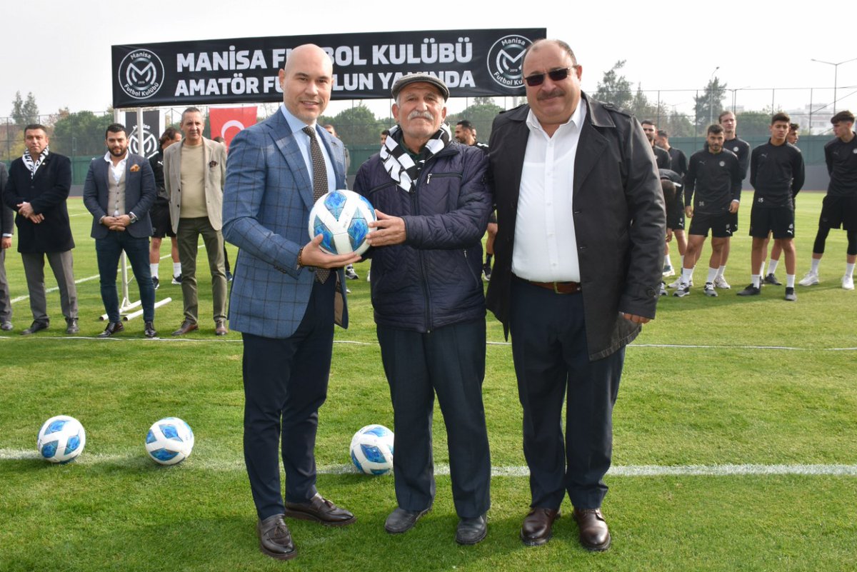 ManisaFK's tweet photo. Manisa Futbol Kulübümüz, Manisa amatör futbol kulüplerine futbol topu desteğinde bulundu.

Detaylar 👉 https://t.co/CRr9zMj2MZ https://t.co/A26VWkJkZA