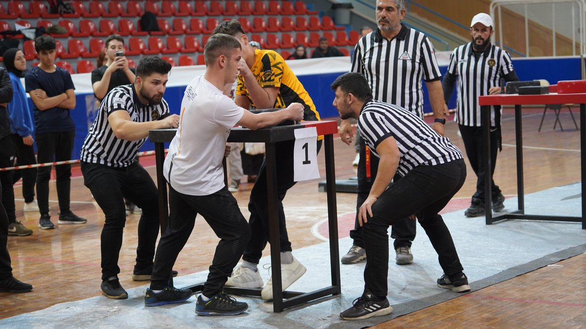 GSB_Kocaeli's tweet photo. Bilek güreşi müsabakaları devam ediyor.💪

2022-2023 Eğitim-Öğretim yılı Okul Sporları Faaliyetleri Programında yer alan Bilek Güreşi İl Birinciliği müsabaka ve madalya töreninden kareler. 👏🏅🙂
📍İzmit Atatürk Spor Salonu
@gencliksporbak @kasapoglu

#OkulSporları
#SporcuyuzBiz https://t.co/UO5nzQrYKQ