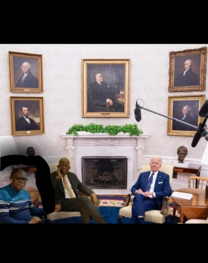 AbdulMahmud01's tweet photo. #DEEPFAKE #GOIntel
Photoshopped image of Biden & BAT below is a deep fake from Woye (Pictured with BAT), the fake military news purveyor.
Even the Agbadoites know they've been caught! https://t.co/2U0IhgfS4t